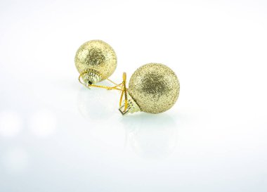 Top altın Noel beyaz arka plan üzerinde,