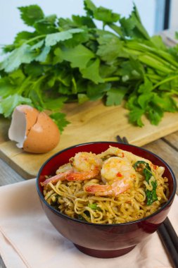 Kızarmış noodle Kupası, yemek çubukları üzerinde kerevit,