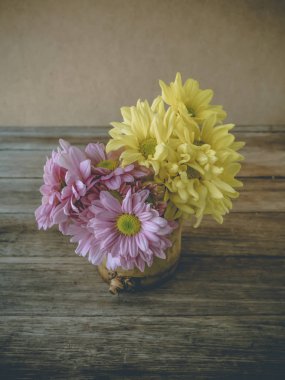 Retro resim, tablo, vin bambu vazoda pembe ve sarı çiçek