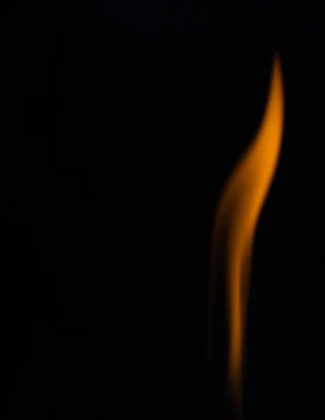 Flammes de feu sur fond noir, journal brûlant , — Photo