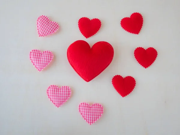 Coração padrão rosa e corações vermelhos na madeira — Fotografia de Stock