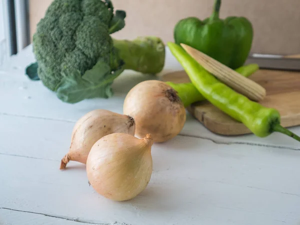Cebolla sobre fondo vegetal —  Fotos de Stock