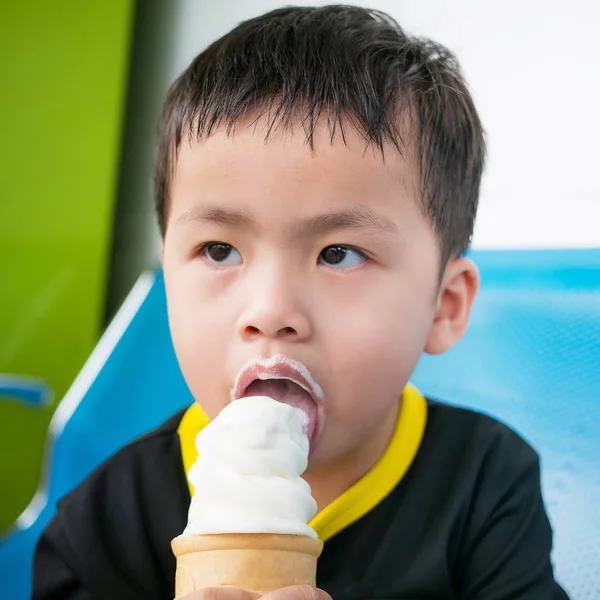 男孩吃冰淇淋锥, 关闭, — 图库照片