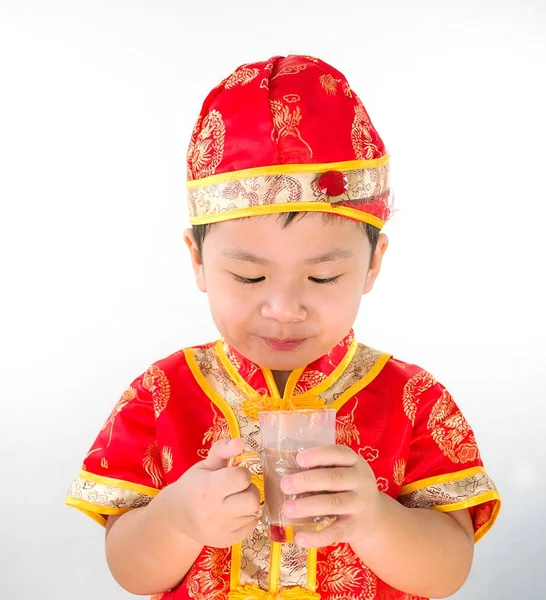 Niño vistiendo traje de Año Nuevo Chino en estudio y choccolat — Foto de Stock