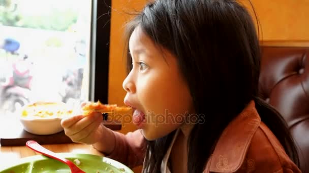 Linda Niña Comiendo Espaguetis Con Queso Horno — Vídeos de Stock