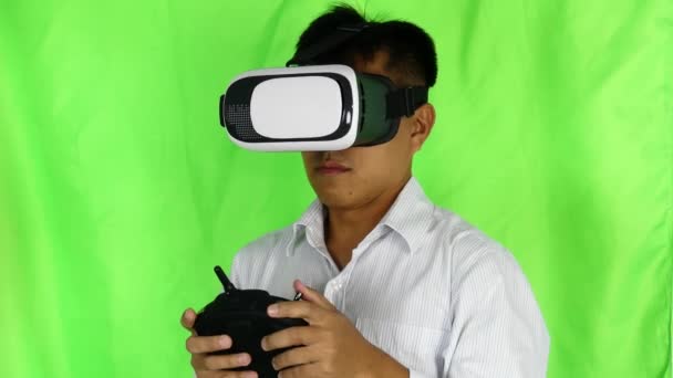 Asiático Hombre Usando Virtual Realidad Auricular Estudio Disparo Verde Fondo — Vídeo de stock