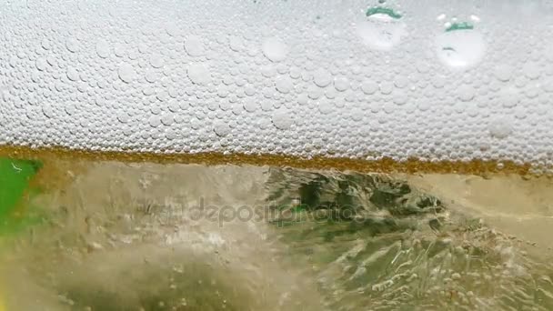 空气中的二氧化碳啤酒泡沫浮到顶部 慢动作 — 图库视频影像