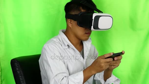 Hombre Con Gafas Realidad Virtual Empresario Está Jugando Línea Persona — Vídeo de stock