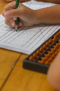 kağıt üzerinde ahşap masa numarası yazmak,