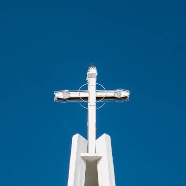 Mavi arkaplanda çapraz