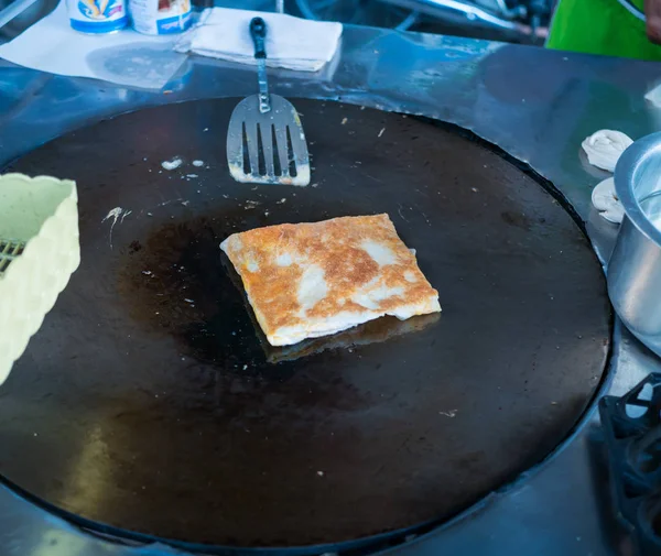 Roti in zwarte pan op de markt, — Stockfoto