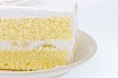 Beyaz arka plan üzerinde süt kek