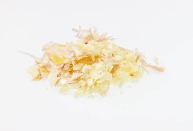 Beyaz arka plan üzerinde taze sarımsak ezilmiş