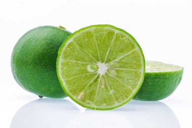 Taze limon meyve beyaz zemin üzerine dilimlenmiş