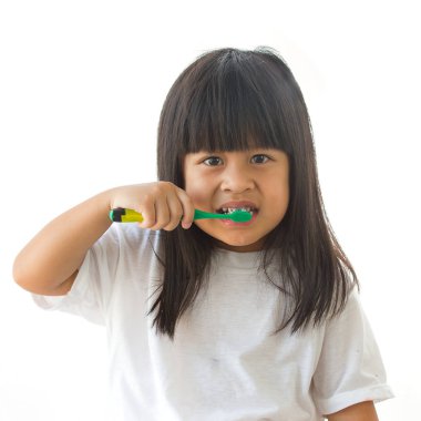 küçük kız beyaz zemin üzerine izole dişlerini fırçalama