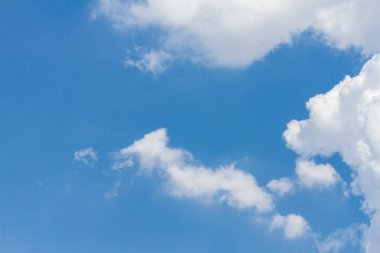 Mavi gökyüzündeki bulutlar