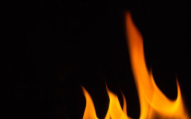 Şöminede güzel bir ateş.