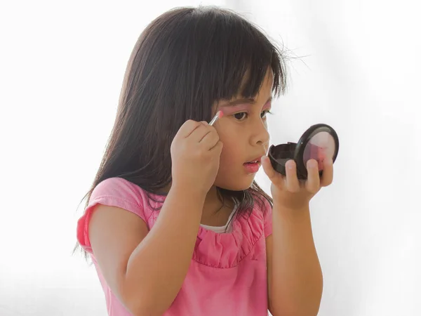 Menina brincando com maquilhagem da mamãe — Fotografia de Stock