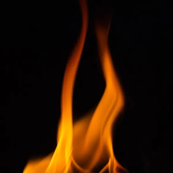 Un buen fuego en una chimenea — Foto de Stock