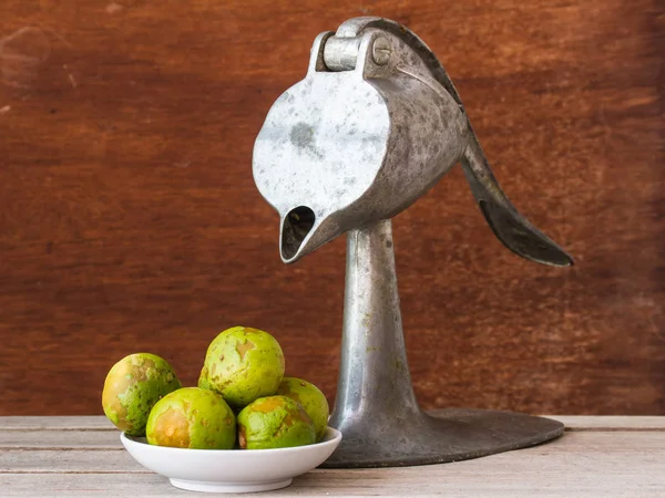 Pressa di calce su limone sfocato — Foto Stock