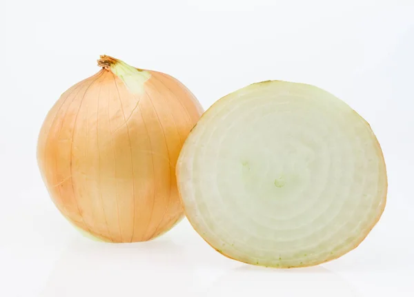 Cipolle su sfondo bianco con percorso di ritaglio — Foto Stock