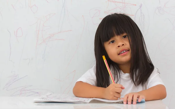 Petite fille écriture papier blanc — Photo