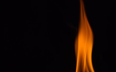 Siyah arkaplanda ateş,