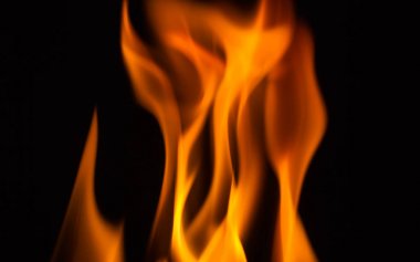 siyah arka plan üzerine izole alevler ateş