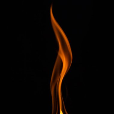 siyah arka planda yanan ateş