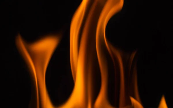 Огонь пламя на черном фоне — стоковое фото