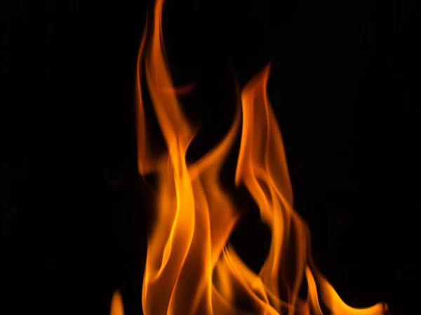 Flamme brûlante ou feu isolé sur fond noir — Photo