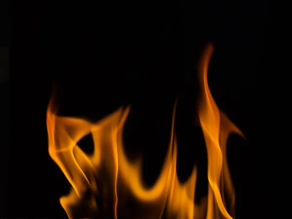 Belas chamas de fogo amarelo no preto — Fotografia de Stock