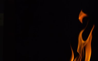 alevler siyah arkaplanda