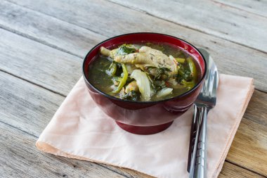 Köri tavuk Tay ahşap arka plan ile köri