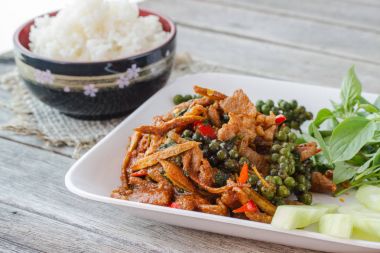 Baharatlı, Tay gıda ile tavada kızartılmış pirinç Kupası ahşap tablo