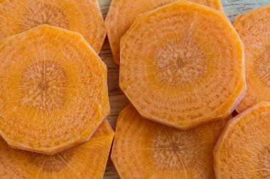 Taze dilimlenmiş havuç ve ahşap arka plan