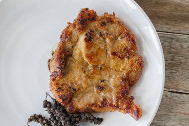 Domuz eti boyun biftek ile sebze ve biber, plaka backg biftek