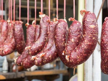 Ham Easthern Tay baharatlı sucuk ahşap, bulanık cepheye bağlı 