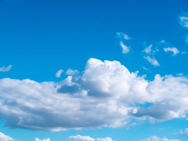Fırtınalı ve kabarık bulutlar yukarıdan tuttu bulutların üzerinde mavi gökyüzü ışık, güneş ışığı ile uçak pencerelerinden görüntülemek.