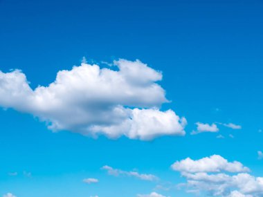 Fırtınalı ve kabarık bulutlar yukarıdan tuttu bulutların üzerinde mavi gökyüzü ışık, güneş ışığı ile uçak pencerelerinden görüntülemek.