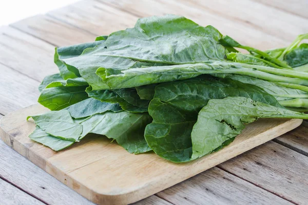 Groene boerenkool op hakken boad — Stockfoto