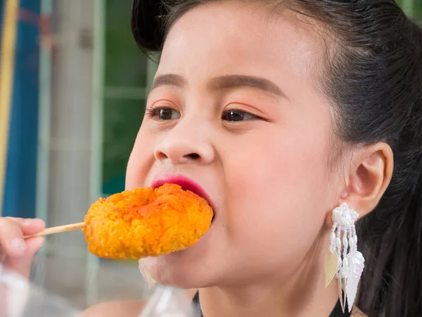 Beautiful Girl eating the delicious fried chicken — Stock Photo, Image