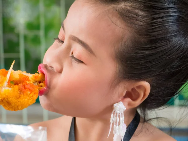 可爱的小女孩吃美味的炸鸡 — 图库照片