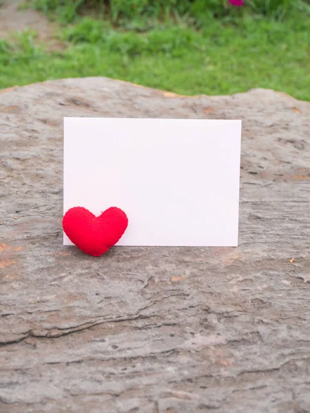 Red heart and paper card on rock retro background, — Stock Photo, Image
