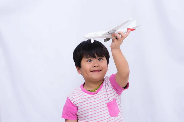 白い背景の上の手かわいい男の子の飛行機, — ストック写真