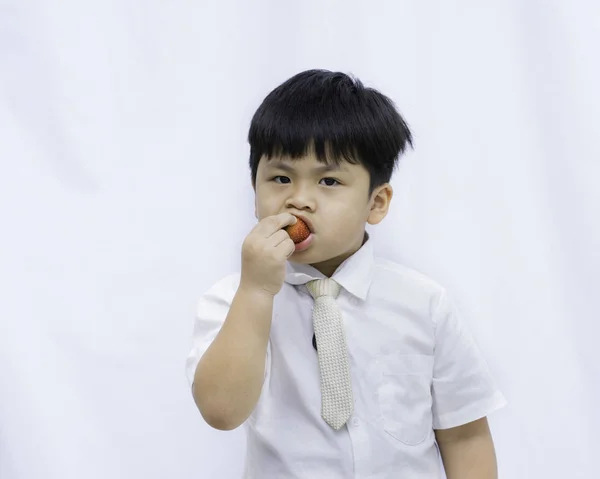 Retrato Bonito Ásia Menino Comer Vermelho Morango Branco Fundo — Fotografia de Stock