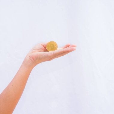 Cryptocurrency sikke altın beyaz arka plan üzerinde elinde,