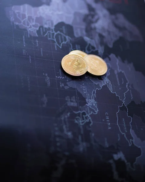 Cryptocurrency Sikke Altın Bulanık Harita Dünya Arka Plan Üzerinde — Stok fotoğraf