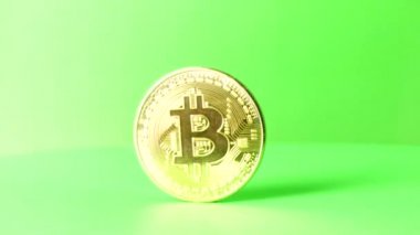 Dünya çapında sanal internet cryptocurrency ve dijital ödeme sistemi, altın sikke yeşil döndürülmüş,