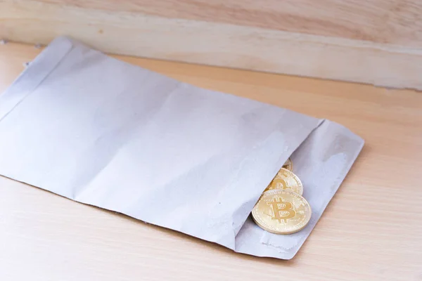 Brązowa torba na złote monety na tle drewniany stół, fizyczne v — Zdjęcie stockowe